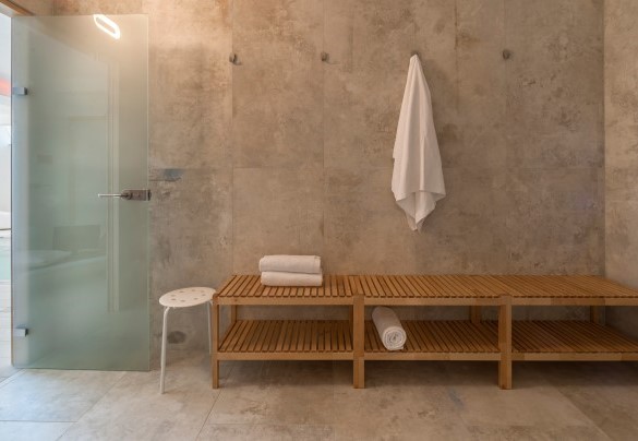 Modern changing room with wooden benches and direct access to the pool area - Dimora Montefalcone