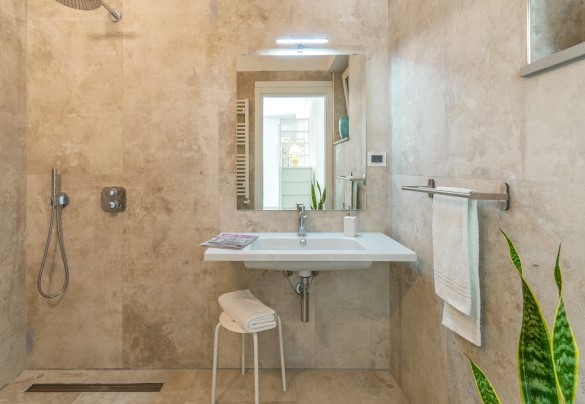 En suite bathroom no. 1 with shower, ground floor - Dimora Montefalcone