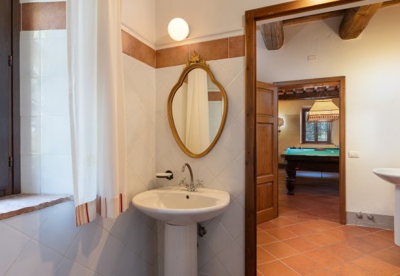 Il bagno con doccia n. 4 al piano terra – Villa Montefalconi