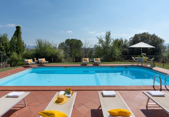 La zona solarium è attrezzata con lettini prendisole e ombrelloni – Villa Montefalconi