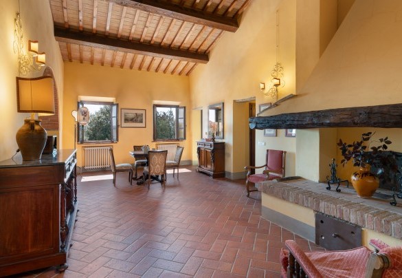 Il salottino con camino (ornamentale) al primo piano – Villa Montefalconi