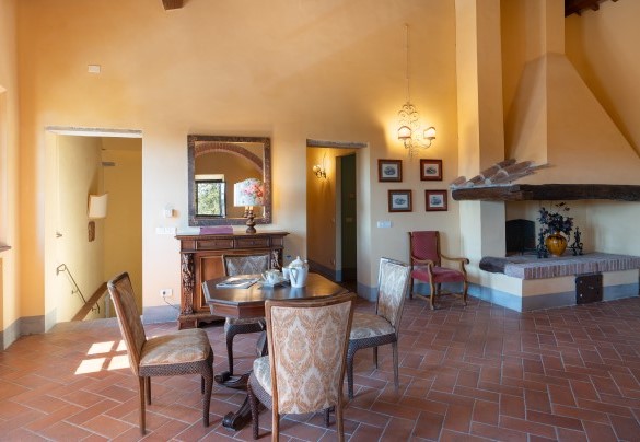 Il salottino con camino (ornamentale) al primo piano – Villa Montefalconi