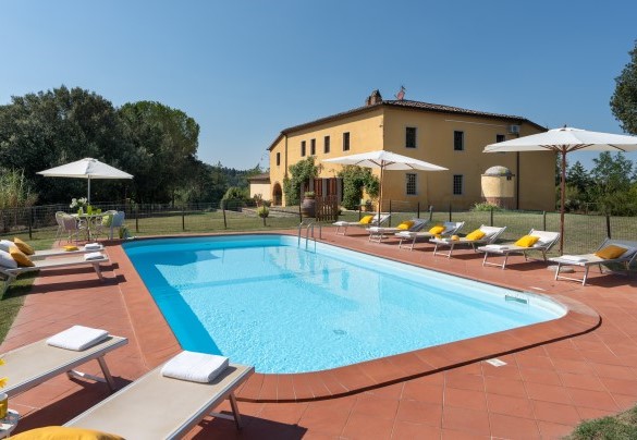 La zona piscina si trova nella parte estrema del giardino – Villa Montefalconi