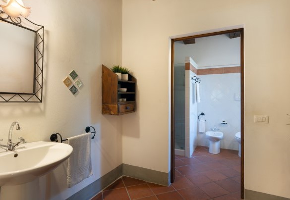 Il bagno con doccia n. 4 al piano terra – Villa Montefalconi