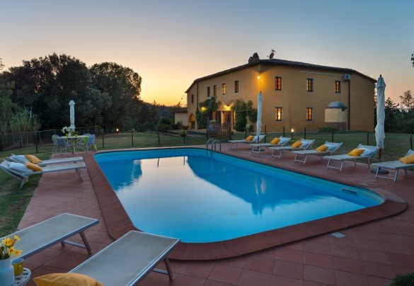 La piscina è depurata a cloro e resterà aperta dall’ultimo sabato di aprile fino al primo sabato di ottobre – Villa Montefalconi