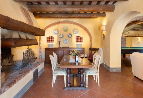 L’ampio salone con camino in pietra con zona pranzo, zone divani con angolo TV e un biliardo – Villa Montefalconi