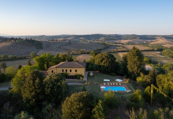 Tutto il giardino è ricoperto di manto erboso e arricchito da una vegetazione varia come querce, cipressi, abeti e piante ad alto fusto che ne delimitano in parte il perimetro, garantendo così la privacy agli ospiti – Villa Montefalconi