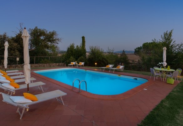 La zona solarium è provvista di illuminazione – Villa Montefalconi