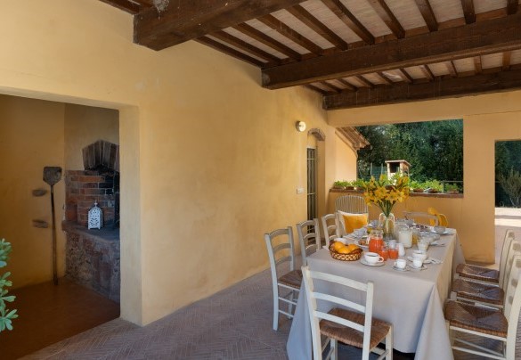 La zona pranzo esterna coperta e il forno a legna – Villa Montefalconi