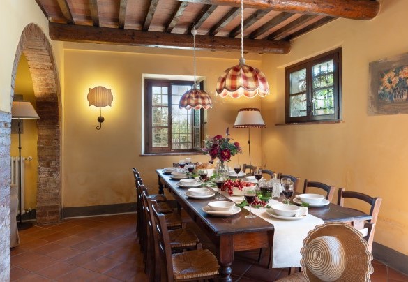 L’ampio salone con camino in pietra con zona pranzo, zone divani con angolo TV e un biliardo – Villa Montefalconi