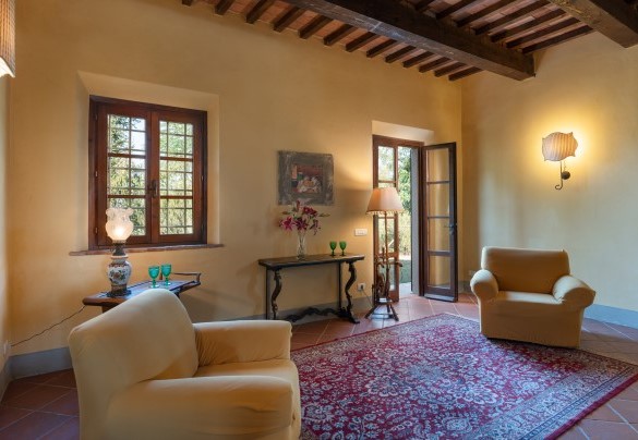 Il salone accede direttamente sul giardino tramite porte finestre – Villa Montefalconi