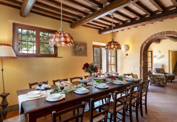 L’ampio salone con camino in pietra con zona pranzo, zone divani con angolo TV e un biliardo – Villa Montefalconi
