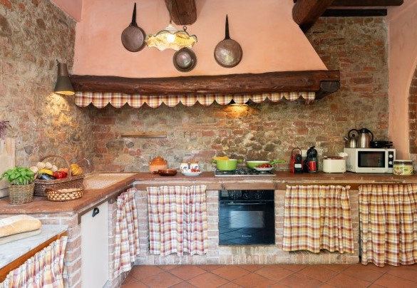 La cucina abitabile in muratura – Villa Montefalconi
