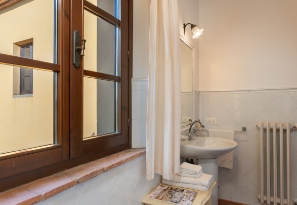 Il bagno en-suite con doccia n. 3 al primo piano – Villa Montefalconi