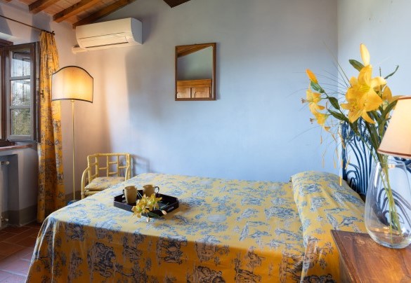 La camera n. 3 con letto alla francese al primo piano – Villa Motefalconi