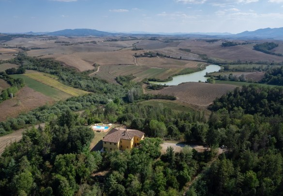 Villa Montefalconi è il luogo ideale per trascorrere delle serene e rilassanti vacanze immersi nel verde della campagna Toscana – Villa Montefalconi