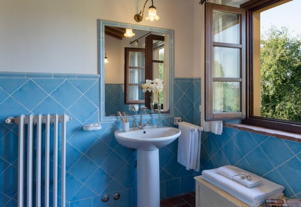 Il bagno con doccia n. 1 al primo piano – Villa Montefalconi