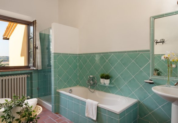 Il bagno con vasca e doccia n. 2 al primo piano – Villa Montefalconi