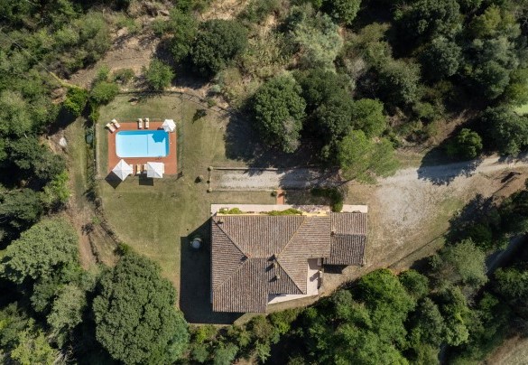 La proprietà si trova immersa nella natura incontaminata e nella tranquillità della Toscana più autentica – Villa Montefalconi