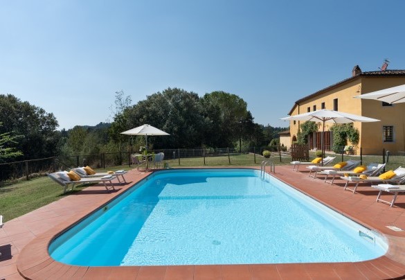 La vasca misura 10x5 m con profondità variabile da 1,20 m a 1,40 – Villa Montefalconi