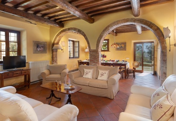 L’ampio salone con camino in pietra con zona pranzo, zone divani con angolo TV e un biliardo – Villa Montefalconi