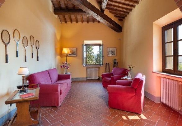 Il salottino con camino (ornamentale) al primo piano – Villa Montefalconi