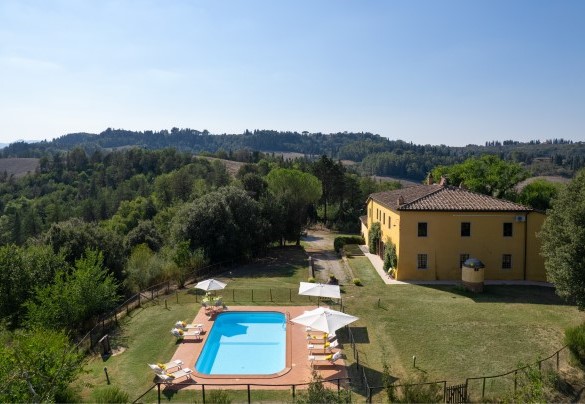 La zona piscina è a pochi metri dalla casa e si raggiunge attraverso il prato – Villa Montefalconi