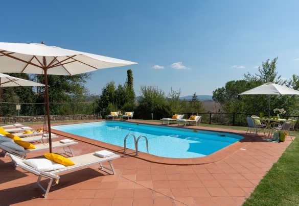 La zona solarium si sviluppa su una superficie di circa 150 mq rivestita in cotto – Villa Montefalconi