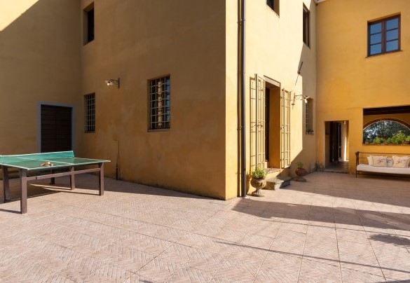 All’interno del giardino, vicino alla zona pranzo esterna, si trova un tavolo da ping pong – Villa Montefalconi 