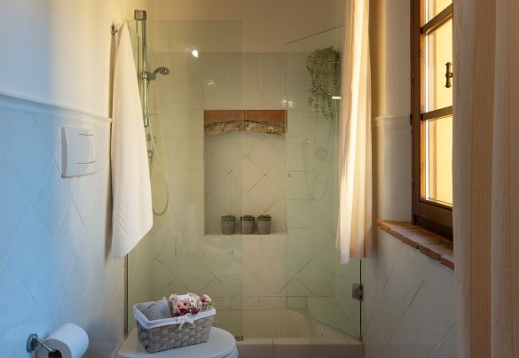 Il bagno en-suite con doccia n. 3 al primo piano – Villa Montefalconi