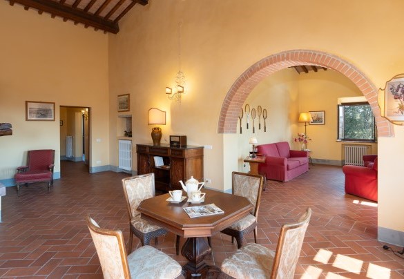 Il salottino con camino (ornamentale) al primo piano – Villa Montefalconi