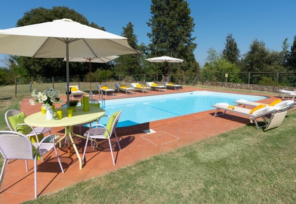 La zona piscina è completamente recintata – Villa Montefalconi