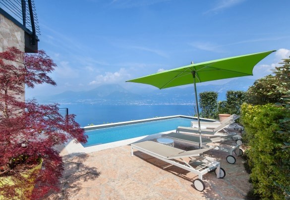 La piscina e la zona prendisole, a picco sul lago, godono di una splendida vista sul lago - Villa Montelago