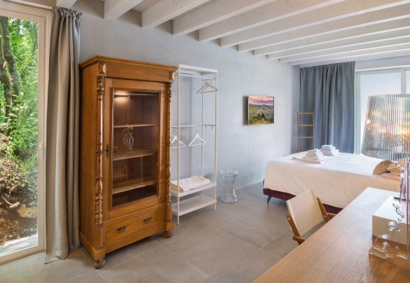 La camera matrimoniale (2) al piano inferiore è dotata di Smart TV e armadi - Villa Montelago