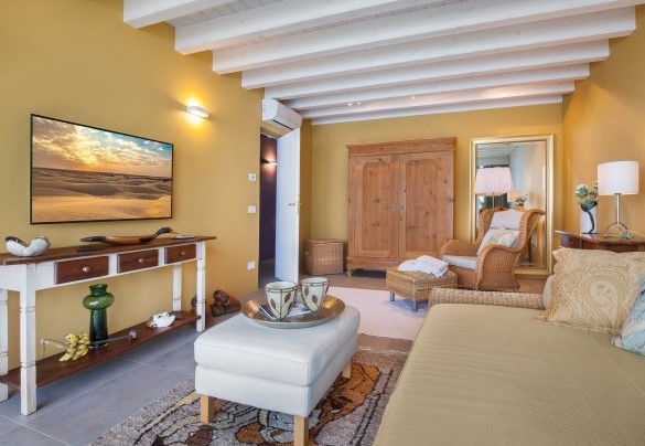 Il salotto dotato di Smart Tv vi permetterà di rilassarvi al termine della vostra giornata - Villa Montelago