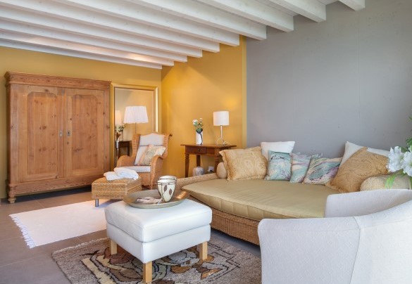 Il salotto si trova al piano inferiore della casa	 - Villa Montelago