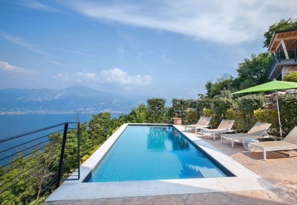 La piscina, di dimensioni di 8x3 m, è priva di protezioni - Villa Montelago