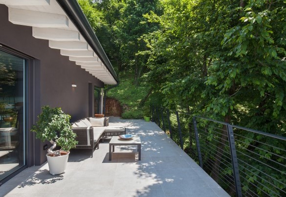 Parte dell'ampio terrazzo che circoda la casa è protetto da alberi ed è dotato di zona relax per esperienze suggestive - Villa Montelago