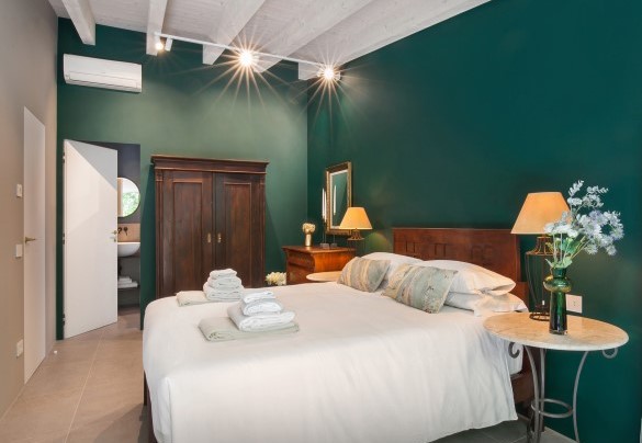 La camera matrimoniale (1) al piano superiore è dotata di bagno en-suite con doccia - Villa Montelago