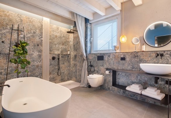 Il Bagno condiviso situato al piano inferiore è dotato di  ampia doccia e vasca - Villa Montelago