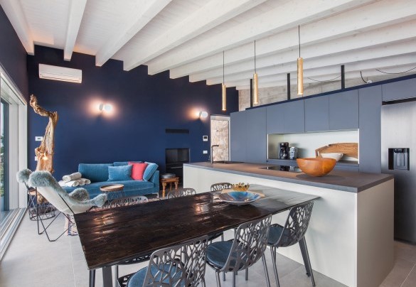 La cucina in stile moderno con la sua ampia isola centrale sarà perfetta per preparare delle gustose cene con gli amici	 - Villa Montelago