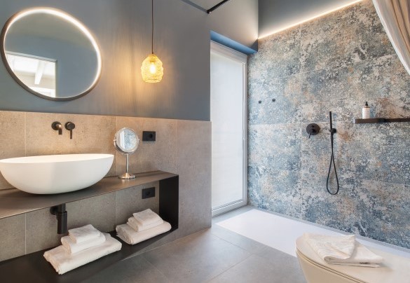 Bagno con ampia doccia en-suite al piano superiore - Villa Montelago