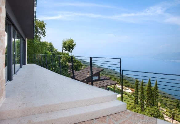 Le camere al piano inferiore hanno accesso diretto sulla piscina, non protetta - Villa Montelago