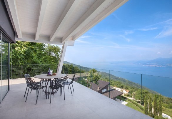 Sull'ampia terrazza al piano superiore potrete fare colazione godendovi il panorama dello splendido lago di Garda	 - Villa Montelago