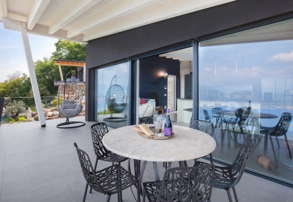 La terrazza al piano superiore, dove potrete godere di pranzi e cene, è accessibile dalla porta finestra in cucina - Villa Montelago