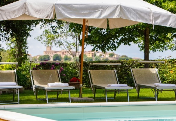 Zona solarium attrezzata con lettini e ombrelloni – Villa Mosca