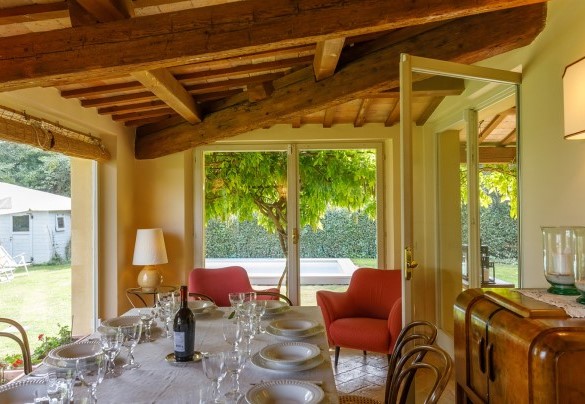 Zona pranzo con accesso diretto al parco e alla piscina – Villa Mosca
