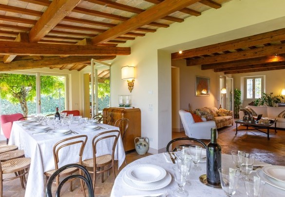Zona pranzo con accesso diretto al parco e alla piscina – Villa Mosca