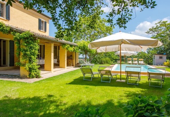 La bella area che accoglie la piscina è contornata da meravigliose piante – Villa Mosca