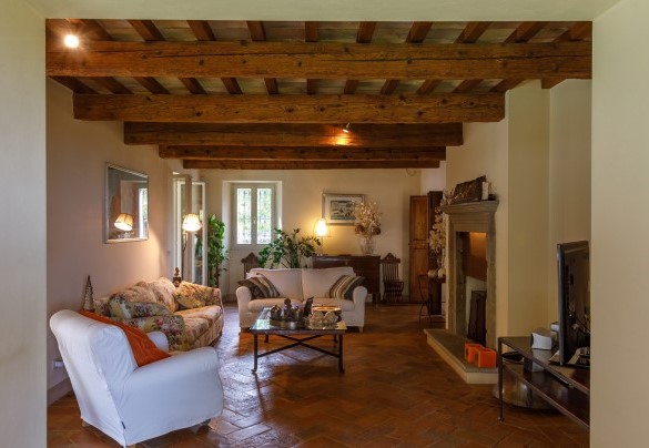 L’ampia zona giorno suddivisa in salotto TV e zona pranzo – Villa Mosca